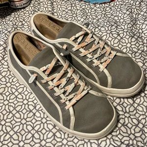 Hey Dudes - w7 - worn twice - very pretty!